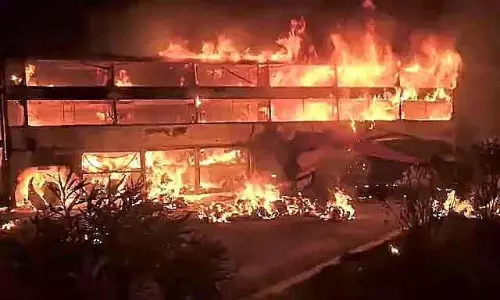 AP में एक और बस हादसा: तीन लोग ज़िंदा जले, प्राइवेट बस-कंटेनर में आग लगी