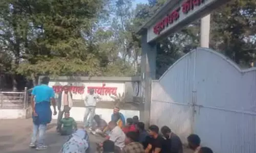 बेहोश होकर गिरा मजदूर, मौत के बाद मुआवजे को लेकर हंगामा