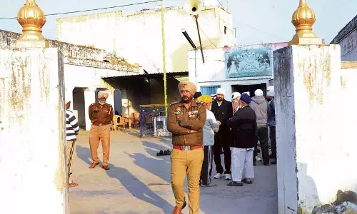 Goraya Gurdwara में गुरु ग्रंथ साहिब के पन्ने फटे मिले, नाबालिग हिरासत में लिया गया Goraya Gurdwara में गुरु ग्रंथ साहिब के पन्ने फटे मिले, नाबालिग हिरासत में लिया गया