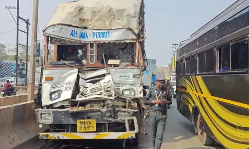 मैग्नेटो मॉल के सामने बड़ा हादसा, तेज रफ्तार कंटेनर ने डंपर को मारी ठोकर मैग्नेटो मॉल के सामने बड़ा हादसा, तेज रफ्तार कंटेनर ने डंपर को मारी ठोकर