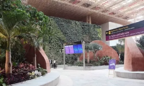 Bengaluru एयरपोर्ट में विदेशी महिला यात्री से उत्पीड़न, कर्मचारी गिरफ्तार Bengaluru एयरपोर्ट में विदेशी महिला यात्री से उत्पीड़न, कर्मचारी गिरफ्तार