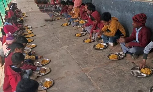 Fatehabad के स्कूलों में मिड-डे मील स्कीम की सप्लाई और क्वालिटी का संकट Fatehabad के स्कूलों में मिड-डे मील स्कीम की सप्लाई और क्वालिटी का संकट