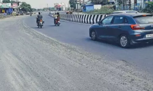 Chennai: वालाजाबाद में रेत और मलबे का बेतरतीब फैलाव बाइकर्स के लिए खतरा बन रहा है
