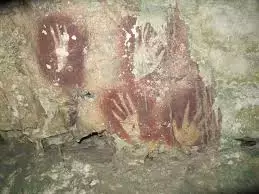Indonesian की गुफा में मिला हाथ का स्टेंसिल, अब तक की सबसे पुरानी ज्ञात रॉक आर्ट मानी जा रही है Indonesian की गुफा में मिला हाथ का स्टेंसिल, अब तक की सबसे पुरानी ज्ञात रॉक आर्ट मानी जा रही है