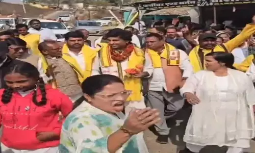 हेड मास्टर ने नेताओं की स्वागत के लिए स्टूडेंट्स को खड़ा किया, सस्पेंड
