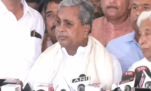 कर्नाटक के CM ने राज्यपाल द्वारा पारंपरिक संबोधन से इनकार करने पर उनकी आलोचना की कर्नाटक के CM ने राज्यपाल द्वारा पारंपरिक संबोधन से इनकार करने पर उनकी आलोचना की
