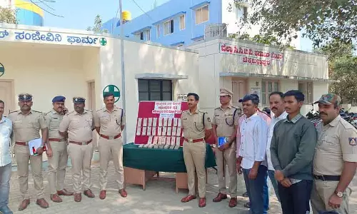 Chikkaballapura : चांदी पिघलाने के आरोप में दो आरोपी गिरफ्तार Chikkaballapura : चांदी पिघलाने के आरोप में दो आरोपी गिरफ्तार