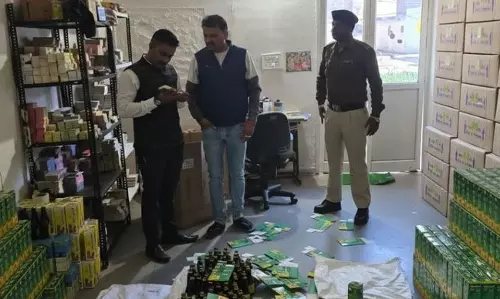 Indore: बिना लैब और डिग्री के इंदौर में बन रही कफ सीरप फैक्ट्री पर कार्रवाई Indore: बिना लैब और डिग्री के इंदौर में बन रही कफ सीरप फैक्ट्री पर कार्रवाई
