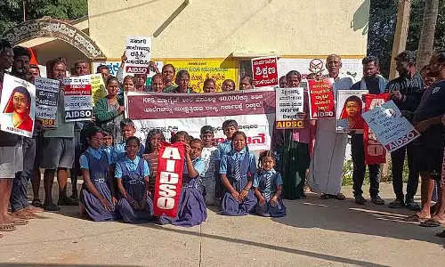 हम अपने गांव का स्कूल बंद नहीं होने देंगे: ग्रामीणों का विरोध प्रदर्शन