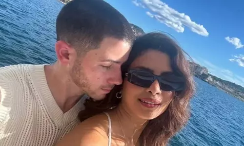 जब Nick Jonas डोसा का आनंद ले रहे थे तो प्रियंका चोपड़ा हंस पड़ीं और तेरी दुल्हन सजाऊंगी पर वाइब्स आ गईं जब Nick Jonas डोसा का आनंद ले रहे थे तो प्रियंका चोपड़ा हंस पड़ीं और तेरी दुल्हन सजाऊंगी पर वाइब्स आ गईं