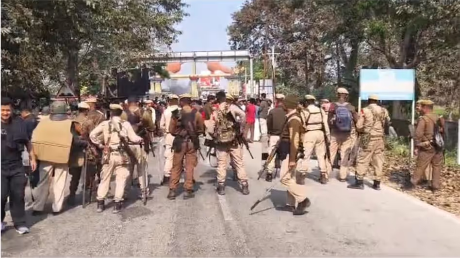 Assam के कोकराझार में जानलेवा झड़पों के बाद सेना तैनात Assam के कोकराझार में जानलेवा झड़पों के बाद सेना तैनात