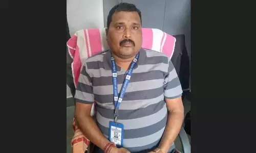 ओडिशा विजिलेंस ने कटक के एक RI को म्यूटेशन केस में 10,000 रुपये की रिश्वत लेते हुए पकड़ा ओडिशा विजिलेंस ने कटक के एक RI को म्यूटेशन केस में 10,000 रुपये की रिश्वत लेते हुए पकड़ा