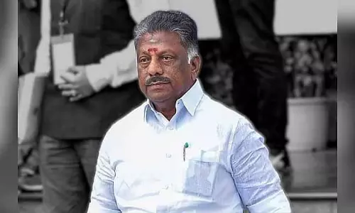 पलायन और बढ़ते अकेलेपन के बीच, OPS के लिए DMK में शामिल होने का ऑप्शन कम होता जा रहा पलायन और बढ़ते अकेलेपन के बीच, OPS के लिए DMK में शामिल होने का ऑप्शन कम होता जा रहा