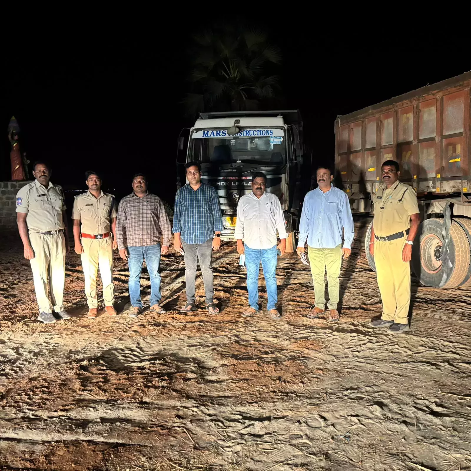 Telangana : संयुक्त छापेमारी में वाहन उल्लंघनों के लिए 9 लाख रुपये का जुर्माना वसूला गया Telangana : संयुक्त छापेमारी में वाहन उल्लंघनों के लिए 9 लाख रुपये का जुर्माना वसूला गया