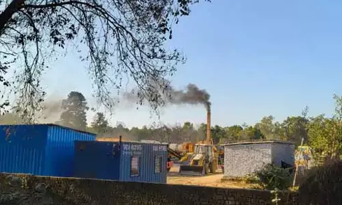 अंधा सिस्टम! कॉलेज परिसर में डामर फैक्ट्री हो रहा संचालित अंधा सिस्टम! कॉलेज परिसर में डामर फैक्ट्री हो रहा संचालित