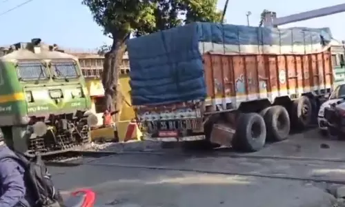 बड़ा रेल हादसा टला LIVE वीडियो...मची अफरातफरी बड़ा रेल हादसा टला LIVE वीडियो...मची अफरातफरी