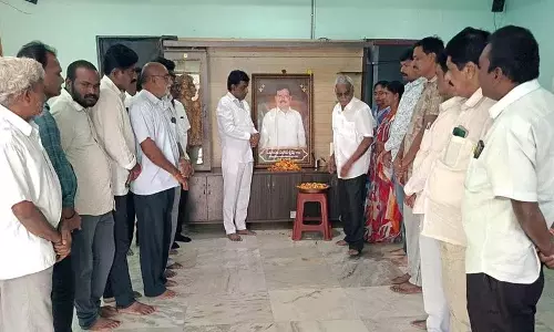 पूर्व सांसद Nama Nageswara Rao ने एक्टिविस्ट के परिवार से मुलाकात की पूर्व सांसद Nama Nageswara Rao ने एक्टिविस्ट के परिवार से मुलाकात की