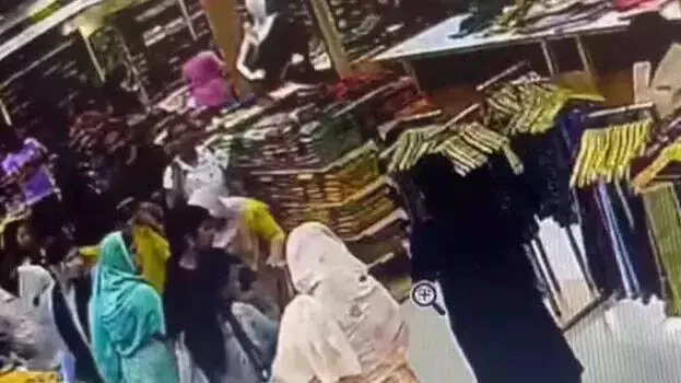 Kerala: शादी का विरोध करने पर महिला ने प्रेमी की मां पर किचन के चाकू से हमला किया Kerala: शादी का विरोध करने पर महिला ने प्रेमी की मां पर किचन के चाकू से हमला किया