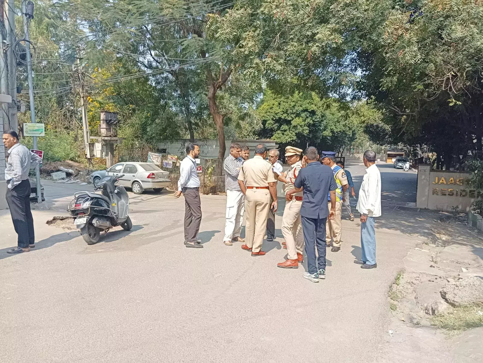 Telangana : 2 लोग अपार्टमेंट फ्लैट में घुसे, 80 साल की महिला से सोने की चेन छीन ली। Telangana : 2 लोग अपार्टमेंट फ्लैट में घुसे, 80 साल की महिला से सोने की चेन छीन ली।
