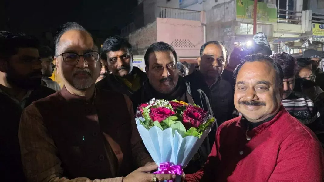 Farrukhabad: मानक सड़क निर्माण पर व्यापार फेडरेशन ने किया सम्मान Farrukhabad: मानक सड़क निर्माण पर व्यापार फेडरेशन ने किया सम्मान