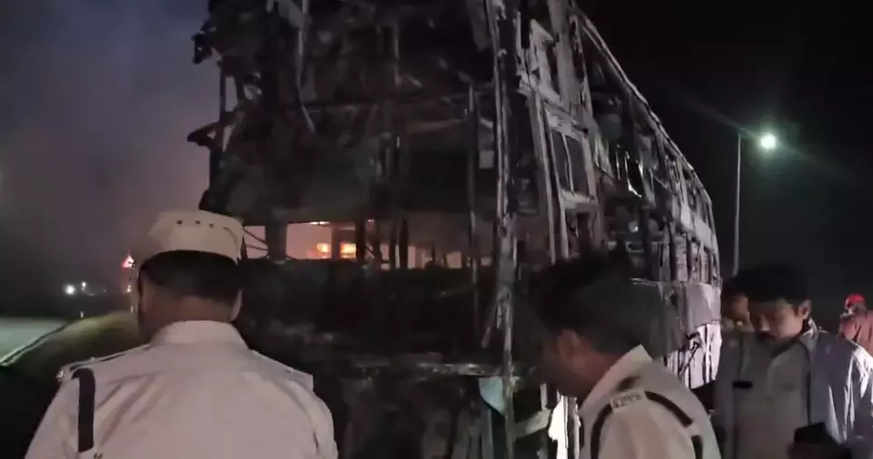 Andhra : नंद्याल में टायर फटने से बस और लॉरी की भीषण टक्कर में तीन लोगों की मौत Andhra : नंद्याल में टायर फटने से बस और लॉरी की भीषण टक्कर में तीन लोगों की मौत