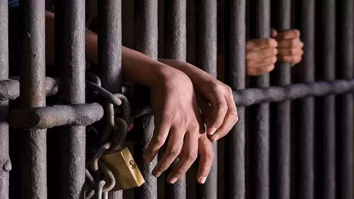 Lucknow: लंबी अवधि से बंद कैदियों की सूची पर सख्त आदेश Lucknow: लंबी अवधि से बंद कैदियों की सूची पर सख्त आदेश