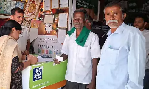 Bangarpet : अधिकारियों ने खाद की दुकान पर छापा मारा