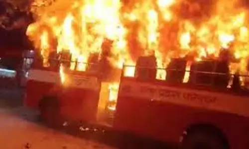 Mathura: आगरा से नोएडा जा रही बस में अचानक आग लगी