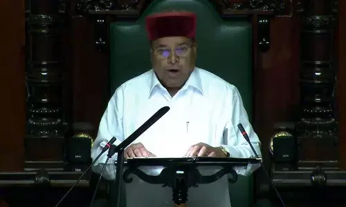 Karnataka Assembly: राज्यपाल गहलोत ने सिर्फ दो लाइनें पढ़ीं, कांग्रेस ने आलोचना की Karnataka Assembly: राज्यपाल गहलोत ने सिर्फ दो लाइनें पढ़ीं, कांग्रेस ने आलोचना की