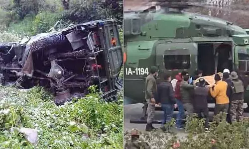 J&K: सेना का वाहन 200 फीट गहरी खाई में गिरा; 10 जवान शहीद J&K: सेना का वाहन 200 फीट गहरी खाई में गिरा; 10 जवान शहीद