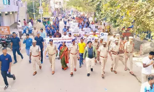 Suryapet में रोड सेफ्टी ड्राइव में 2,000 लोगों ने हिस्सा लिया
