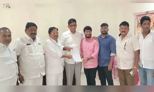 कोरुटला के विधायक Dr. Sanjay Kalvakuntla ने नगर पालिका चुनावों में एकता का आह्वान किया कोरुटला के विधायक Dr. Sanjay Kalvakuntla ने नगर पालिका चुनावों में एकता का आह्वान किया