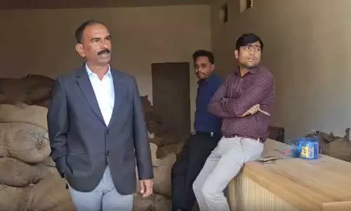 बीजेपी नेता के घर नायब तहसीलदार ने मारी रेड, अवैध भंडारण कर रखे धान जब्त बीजेपी नेता के घर नायब तहसीलदार ने मारी रेड, अवैध भंडारण कर रखे धान जब्त