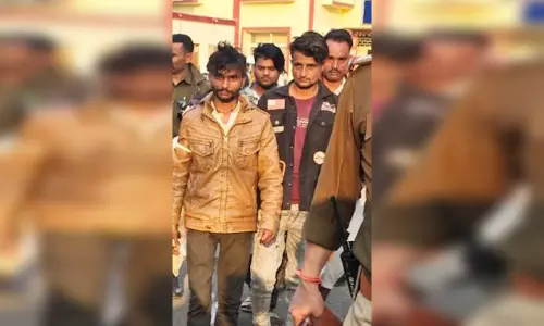 युवक से बर्बरता का वीडियो हुआ वायरल, 6 आरोपी पुलिस के हत्थे चढ़े, 6 हैं फरार युवक से बर्बरता का वीडियो हुआ वायरल, 6 आरोपी पुलिस के हत्थे चढ़े, 6 हैं फरार
