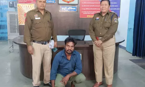महिला को घुमाने के बहाने परिचित युवक ने किया रेप, गिरफ्तार महिला को घुमाने के बहाने परिचित युवक ने किया रेप, गिरफ्तार