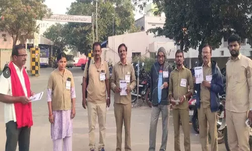 RTC कर्मचारियों ने चुनाव और इलेक्ट्रिक बस पॉलिसी में शामिल करने की मांग की RTC कर्मचारियों ने चुनाव और इलेक्ट्रिक बस पॉलिसी में शामिल करने की मांग की