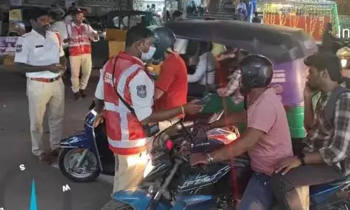 Hyderabad में सख्ती: नए साल पर शराब पीकर गाड़ी चलाने वाले 270 लोग जेल भेजे गए Hyderabad में सख्ती: नए साल पर शराब पीकर गाड़ी चलाने वाले 270 लोग जेल भेजे गए