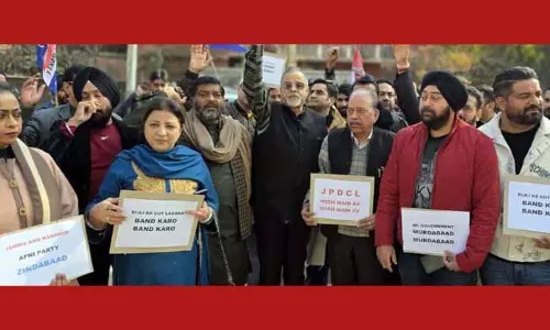 JAMMU: अपनी पार्टी ने अनिर्धारित बिजली कटौती के खिलाफ विरोध प्रदर्शन किया JAMMU: अपनी पार्टी ने अनिर्धारित बिजली कटौती के खिलाफ विरोध प्रदर्शन किया