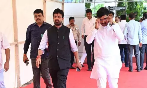 टिकट न मिलने पर बेटे का विरोध: NCP ऑफिस के बाहर पेशाब किया टिकट न मिलने पर बेटे का विरोध: NCP ऑफिस के बाहर पेशाब किया