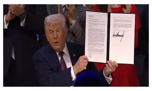 Donald Trump ने विश्व आर्थिक मंच 2026 में बोर्ड ऑफ पीस शुरू करने के लिए चार्टर पर हस्ताक्षर किए Donald Trump ने विश्व आर्थिक मंच 2026 में बोर्ड ऑफ पीस शुरू करने के लिए चार्टर पर हस्ताक्षर किए