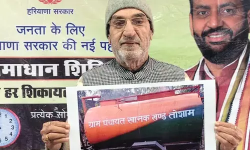 Bhiwani: ईश्वर मान ने उपायुक्त से उठाया पानी टैंकरों का मुद्दा Bhiwani: ईश्वर मान ने उपायुक्त से उठाया पानी टैंकरों का मुद्दा
