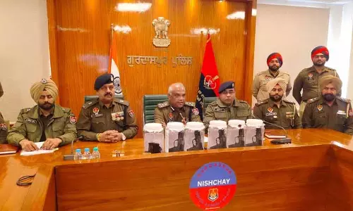 Gurdaspur police ने पांच अत्याधुनिक पिस्तौल जब्त की, एक गिरफ्तार Gurdaspur police ने पांच अत्याधुनिक पिस्तौल जब्त की, एक गिरफ्तार