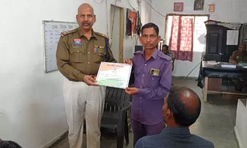 लैलूंगा थाना में नशामुक्ति अभियान को लेकर कोटवार सम्मानित लैलूंगा थाना में नशामुक्ति अभियान को लेकर कोटवार सम्मानित