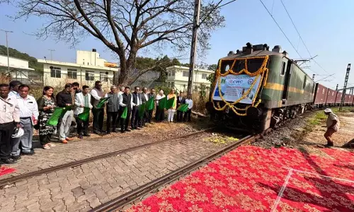 Konkan Railway की नई शुरुआत: थोकुर स्टेशन से पहली कंटेनर रेक को हरी झंडी Konkan Railway की नई शुरुआत: थोकुर स्टेशन से पहली कंटेनर रेक को हरी झंडी
