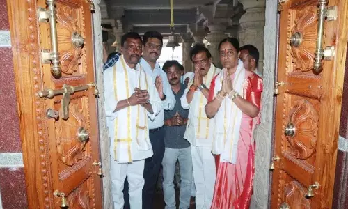 Konda Surekha ने केसलापुर नागोबा मंदिर का दौरा किया, विशेष पूजा की