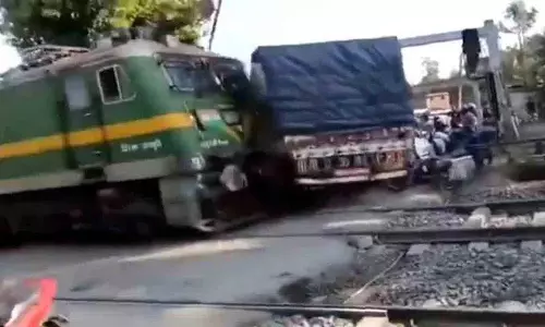 Railway Gate फेल: धीमी गति से चल रही ट्रेन से लॉरी टकराई, कोई हताहत नहीं Railway Gate फेल: धीमी गति से चल रही ट्रेन से लॉरी टकराई, कोई हताहत नहीं