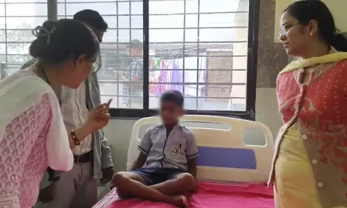 स्कूल में लंच के बाद 12 बच्चों की तबीयत बिगड़ी, प्रशासन ने फूड प्वाइजनिंग जांच शुरू की स्कूल में लंच के बाद 12 बच्चों की तबीयत बिगड़ी, प्रशासन ने फूड प्वाइजनिंग जांच शुरू की