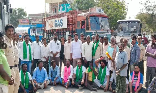 बीआरएस नेताओं और किसानों ने Urea Booking App को लेकर चिंता जताई बीआरएस नेताओं और किसानों ने Urea Booking App को लेकर चिंता जताई