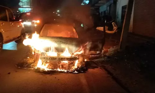 सड्डू में चलती कार में लगी भीषण आग, देखें VIDEO... सड्डू में चलती कार में लगी भीषण आग, देखें VIDEO...