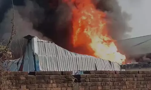Paint factory में अचानक आग लगी, मध्यमग्राम में अफरा-तफरी मची Paint factory में अचानक आग लगी, मध्यमग्राम में अफरा-तफरी मची